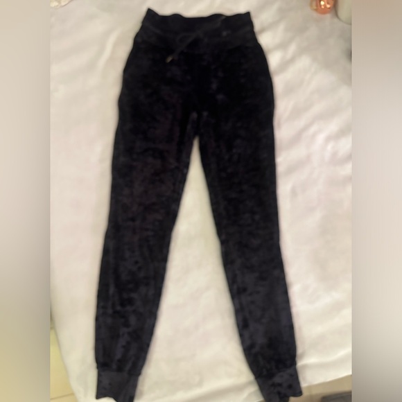 Lululemon size 2 ready to crush black joggers. Like new. $128 retail. High rise - Picture 12 of 12